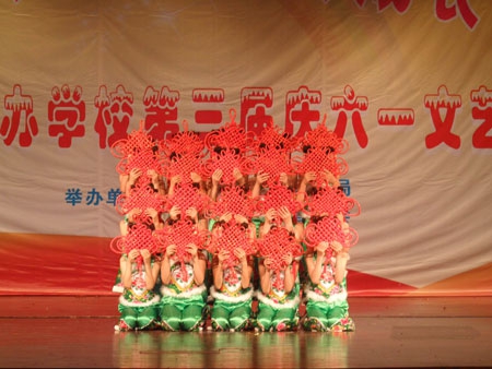 同学们在舞台上用心表演排练了许久的作品